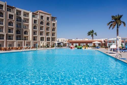 مسبح, Sunrise Alora Aqua Park Resort in الأحياء