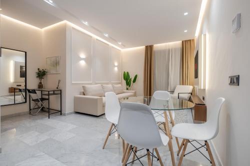 Stylish and Central Downtown Retreat - image 11