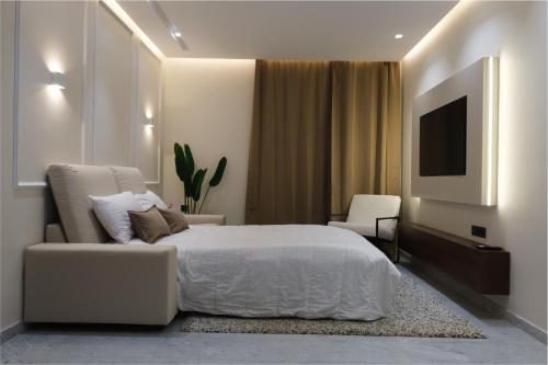 Stylish and Central Downtown Retreat - image 10