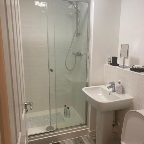 One Bedroom Peterborough Apartment Contractor Locum Staff Welcome Close To Town Center City Healthca - Peterborough