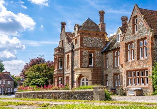 Viesnīcas āriene, Country house holiday with a tennis court! in Binham