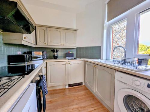 Iekārtas, Country house holiday with a tennis court! in Binham