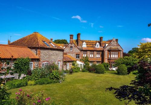 Dārzs, Country house holiday with a tennis court! in Binham