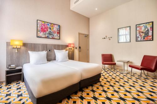 Superior Twin Room image 10