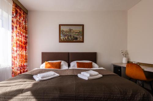 1 king bed, 1 sofa bed