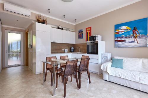 مطبخ, MonteBay Apart with POOL in أوراهوفاك