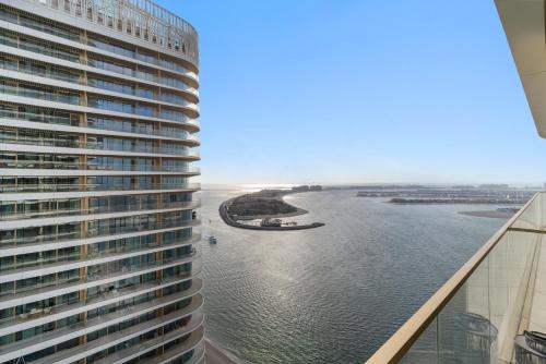 Fendi 1BR with Panoramic Sea View, Dubaj