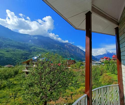 Balcony/terrace, Cozy cottage in Haripur Manali by Serene Homes in Haripur