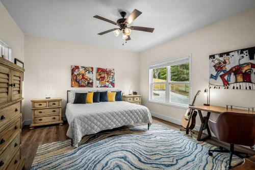 . Modern Dog-Friendly Cabin with Spacious Porch and Fire Pit in Alabama