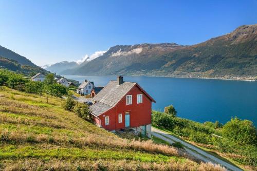 The queen path right from the house in Kinsarvik