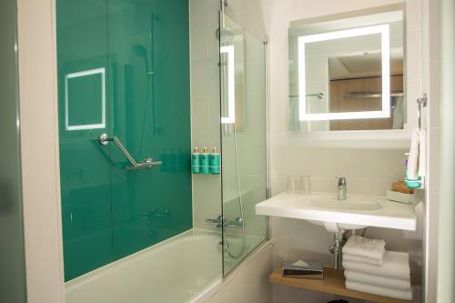 room detail thumbnail 2