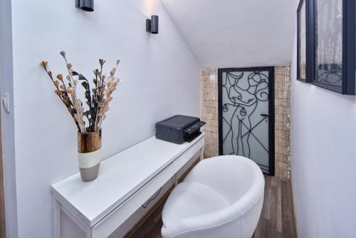 2 Bedrooms, 2 Bathrooms & Garden, Bratislava (photo 7)
