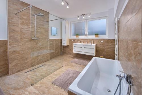 2 Bedrooms, 2 Bathrooms & Garden, Bratislava (photo 10)