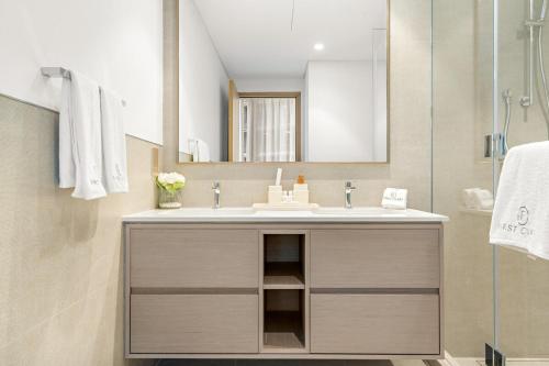 FIRST CLASS 2BR Luxurious Downtown Bliss, Dubai (foto 5)