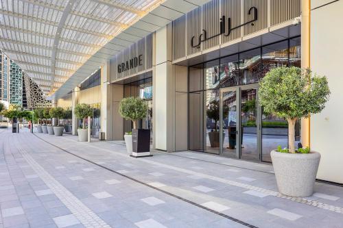 Burj View Luxury 2BR Apartment in Downtown Dubai - image 9