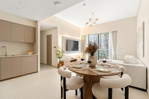Burj View Luxury 2BR Apartment in Downtown Dubai - image 10