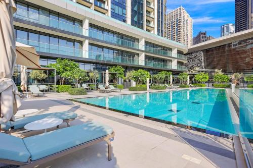Burj View Luxury 2BR Apartment in Downtown Dubai - image 8