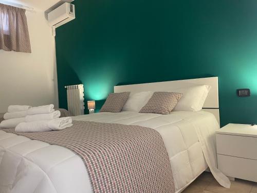 1 queen bed, 1 twin bed, 2 sofa beds