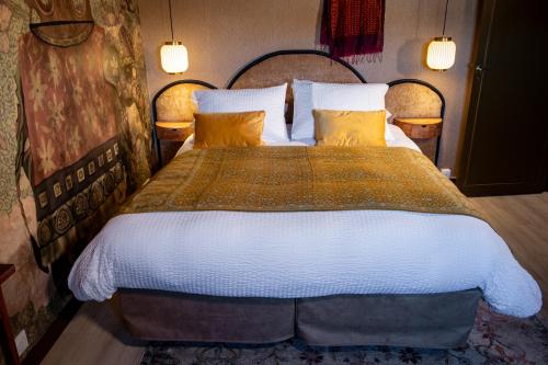 1 queen bed, 3 sofa beds