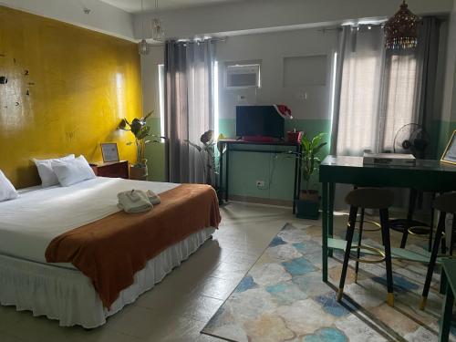 Poolside Apartment - Sleeps 4 Ac & Hot Shower – khách sạn tại Valenzuela