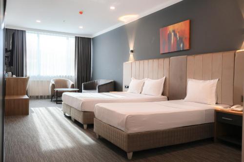 1 queen bed, 1 twin bed