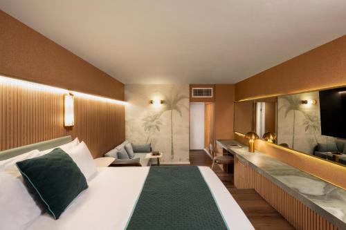 Deluxe Tower Room image 3