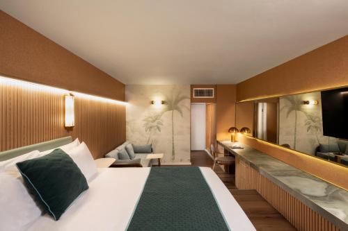 Deluxe Tower Room with Sea View image 2