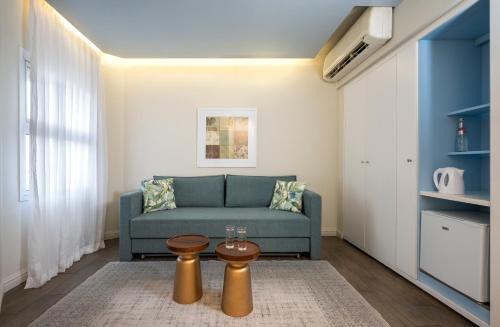 Family Room image 4