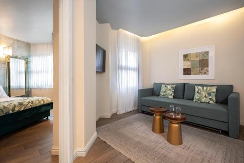 Family Room image 3
