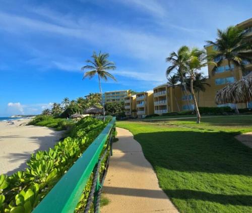 Beachfront Apartment - Terrazas de Cimarron, Margarita in Cimarrón