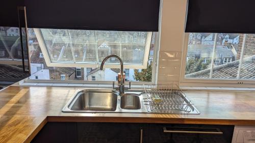 Konyha, Stylish Condo on Victorian Seafront, Voyagers Rest Bexhill in Központ