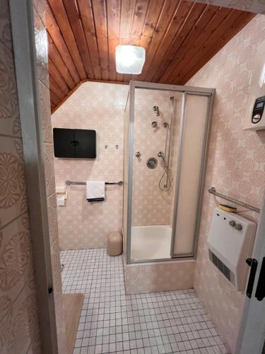 Shower, Apartment I9I0 I MONTEURUNTERKUNFT in Buttelborn