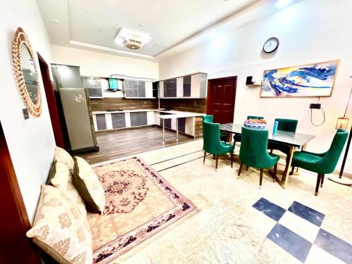BNB Royal Inn Family-Stadium-karsaz-Airport - image 14