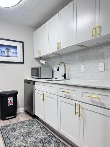 dapur, Glamorous 2bed Apartment Minutes to Braves Stadium in Smyrna (GA)