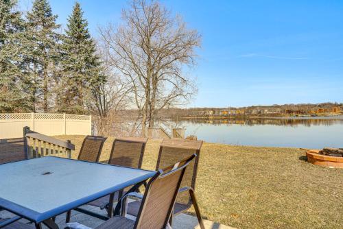 Belleville Lake House with Fire Pit and Patio! in 貝爾維爾
