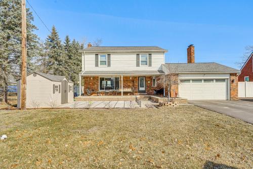Belleville Lake House with Fire Pit and Patio! in 貝爾維爾