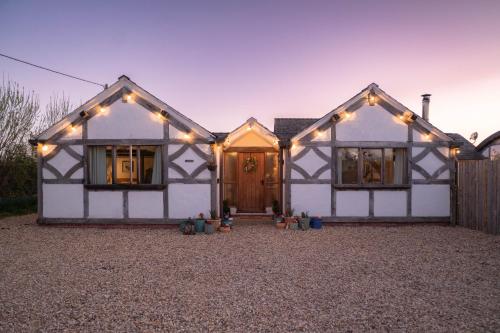 Barnacre Green Cottage - Eco-cottage with private hot tub & pool access