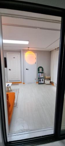 Hongik University Hot Place - Hongdae Yeonnam - Yeontrural Park 2 Min - cozy space emotional accommodation - dining room table for 8 people, Seoul (Foto 3)