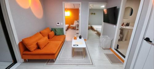 Hongik University Hot Place - Hongdae Yeonnam - Yeontrural Park 2 Min - cozy space emotional accommodation - dining room table for 8 people, Seoul (Foto 6)