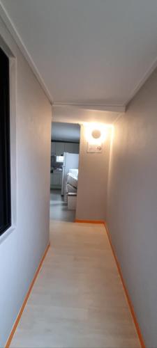 Hongik University Hot Place - Hongdae Yeonnam - Yeontrural Park 2 Min - cozy space emotional accommodation - dining room table for 8 people, Seoul (Foto 4)
