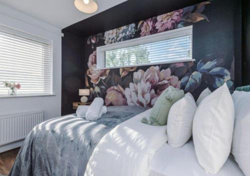 Stylish 4 Bedroom House, Sleeps 7, Free Parking & Wi-FI