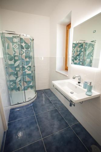 Bathroom, Nel blu dipinto di blu in Agerola