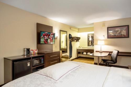 Red Roof Inn PLUS+ St. Louis - Forest Park / Hampton Ave.