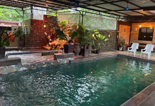 Nazarene Apartelle -R5 near The Bahay Kubo Restaurant