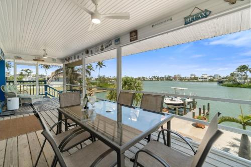 Scenic Island, Elegant 3-Bedroom Home w Beach, Bay, Boat Dock & More