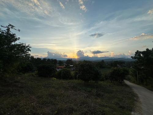 ภูโอบตะวัน รีสอร์ต - Phu Oab Tawan Resort in Tha Wang Pha