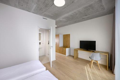 Penthouse Three-Bedroom Apartment with Terrace image 10
