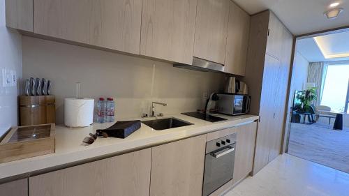 Ultra-Luxury Studio Palm Tower St. Regis Views High Floor DRP Holiday Homes, Dubai (Foto 10)