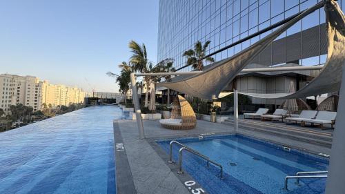 Ultra-Luxury Studio Palm Tower St. Regis Views High Floor DRP Holiday Homes, Dubai (Foto 9)