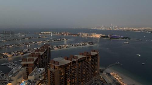 Ultra-Luxury Studio Palm Tower St. Regis Views High Floor DRP Holiday Homes, Dubai (Foto 3)